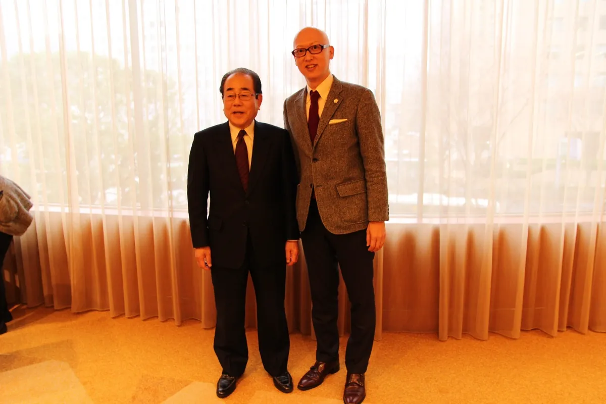 元すかいらーく社長・横川竟氏と並んで写る宮内海