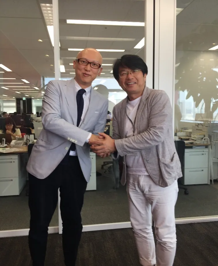 丸亀製麺創業者・粟田貴也氏と握手を交わす宮内海