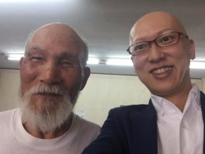 “米仙人”村嶋さんと写る宮内海